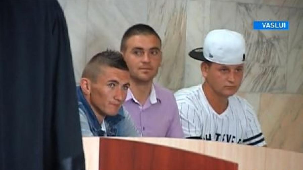 cei sapte tineri care au violat o tanara din vaslui sfidatori si mandri in sala de judecata