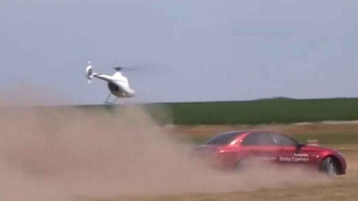 cursa inedita intre o masina doua avioane si un elicopter