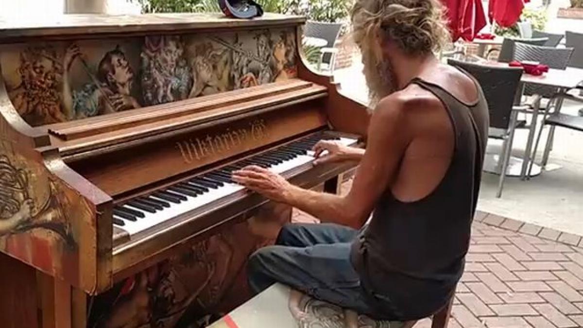 iti vor da lacrimile cand ii vei afla povestea cine este acest om al strazii care interpreteaza