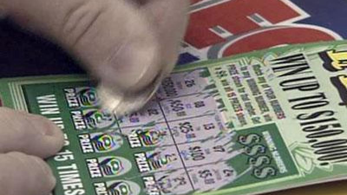 un pompier american a castigat 5 milioane de dolari cu un cartonas razuibil