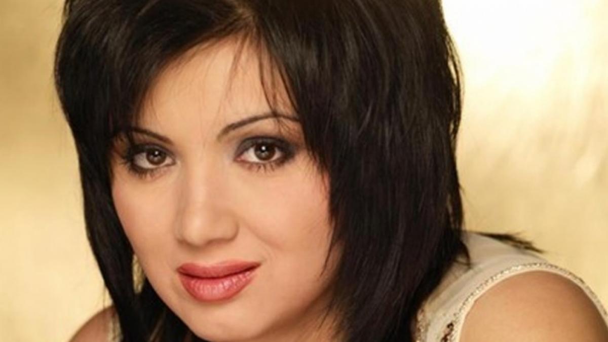 cat de sexy este adriana bahmuteanu vedeta a purtat o rochie transparenta la tv