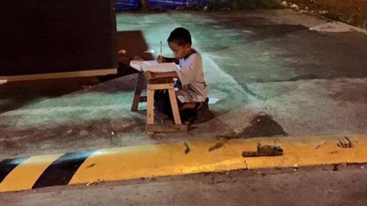 imaginea care a emotionat mii de oameni baietelul este o sursa de inspiratie