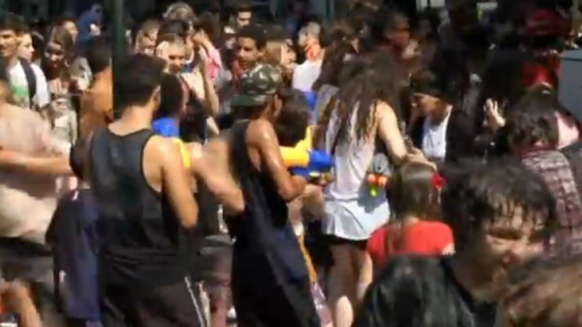 sute de oameni s au angajat la bruxelles intr o apriga batalie cu apa