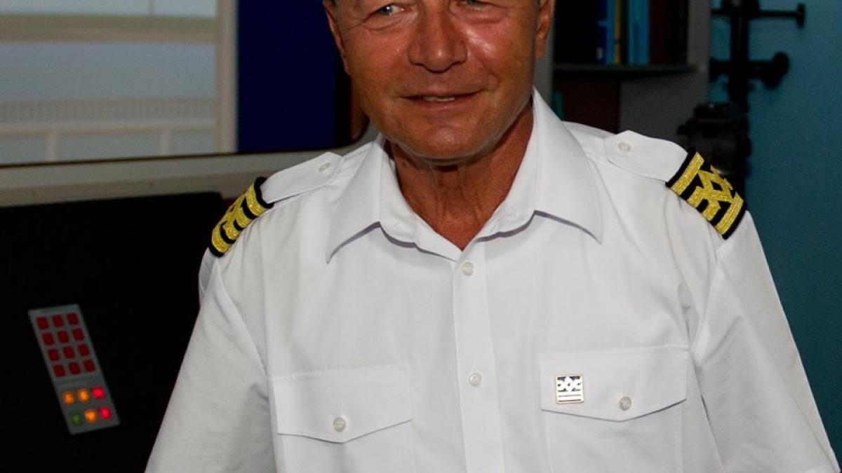 basescu mai cere demisia unui premier al greciei