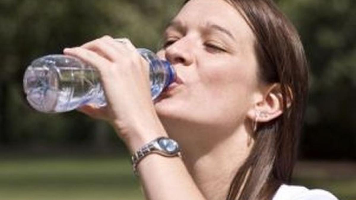 cum sa bei mai multa apa pe zi fara sa te fortezi