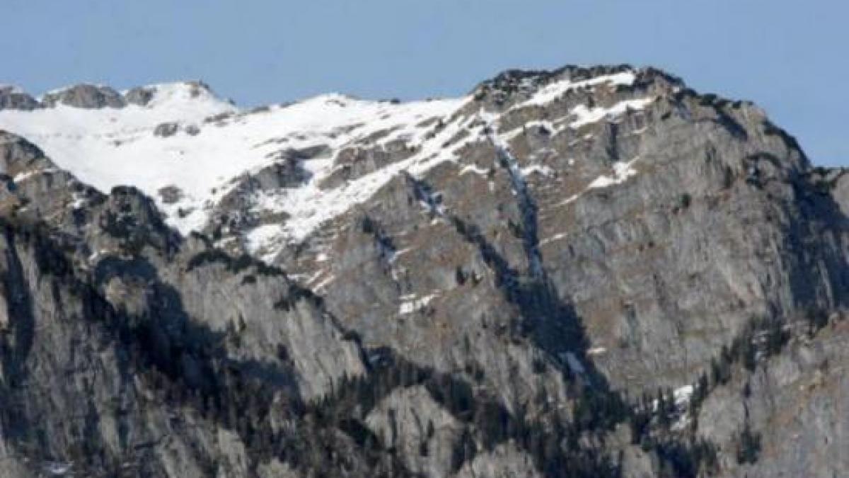 salvamonsti in misiune pentru a salva doi turisti si fetita lor de 4 ani de pe un varf de stanca