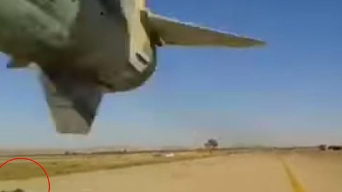 video spectaculos cu un mig 23 care trece razant peste capul oamenilor aflati pe pista
