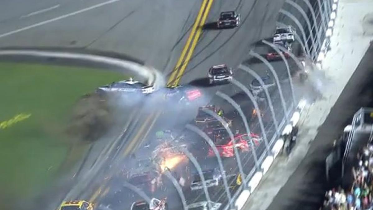 video accident inspaimantator la campionatul nascar o masina a zburat direct in gardul de protectie