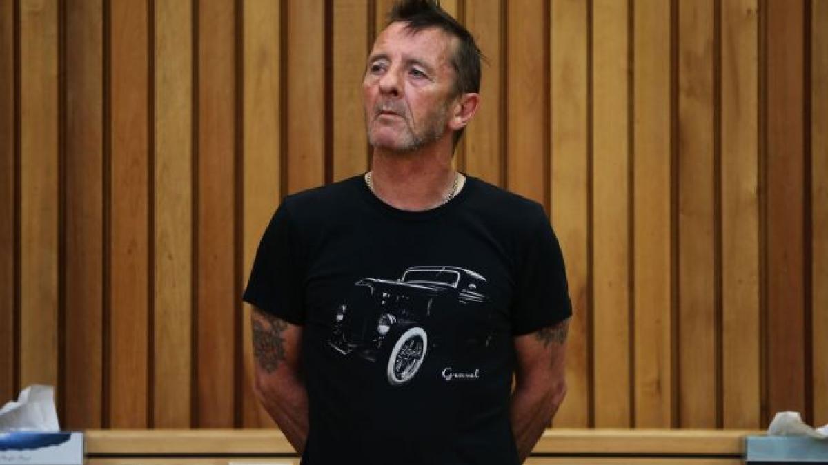 bateristul unei legendare trupe arestat pentru posesie de droguri si amenintari cu moartea