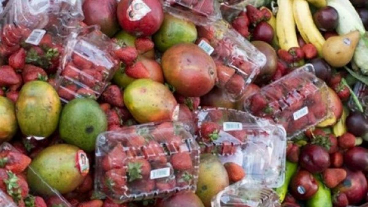 lupta impotriva risipei alimentare ce le cere pe supermarketurilor sa faca vedem ca oamenii mor de