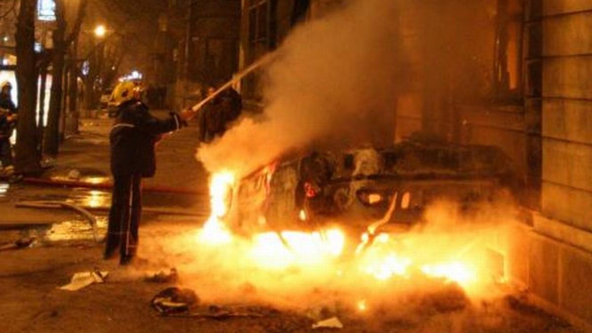 masina de lux facuta scrum autovehiculul a ars in totalitate