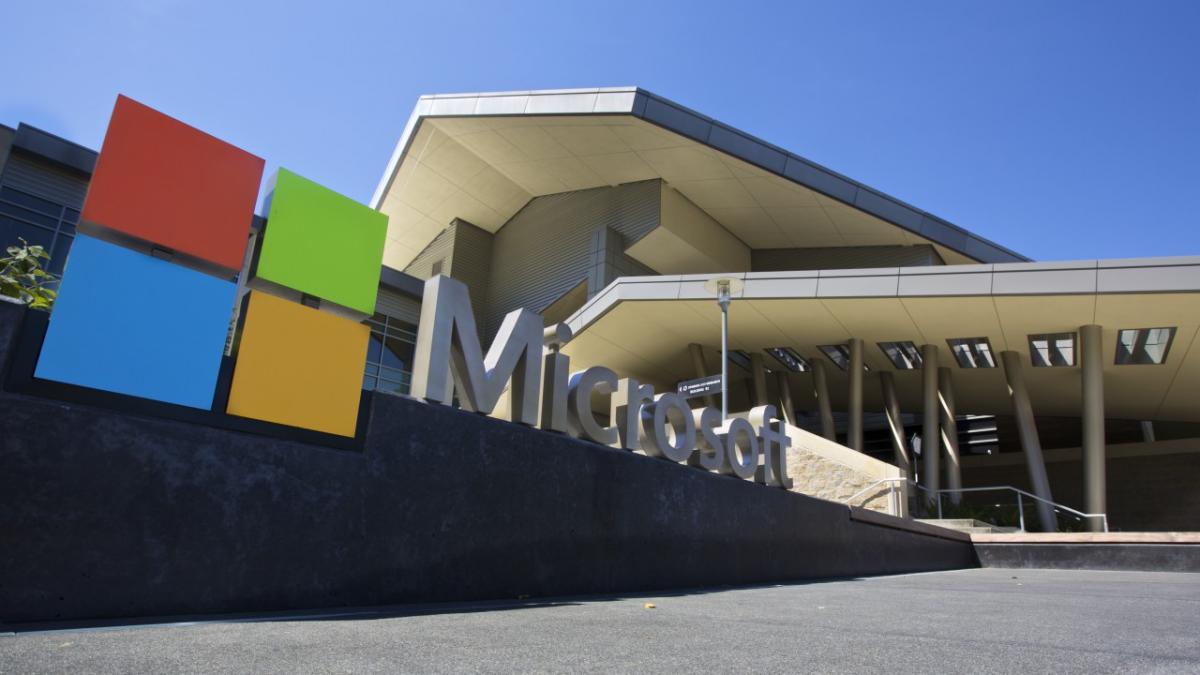 microsoft va concedia 7 800 de angajati