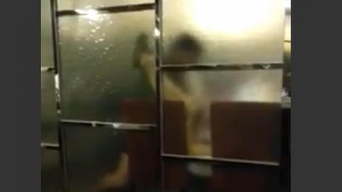 sex pe masa in restaurant chelnerita refuza sa intervina video