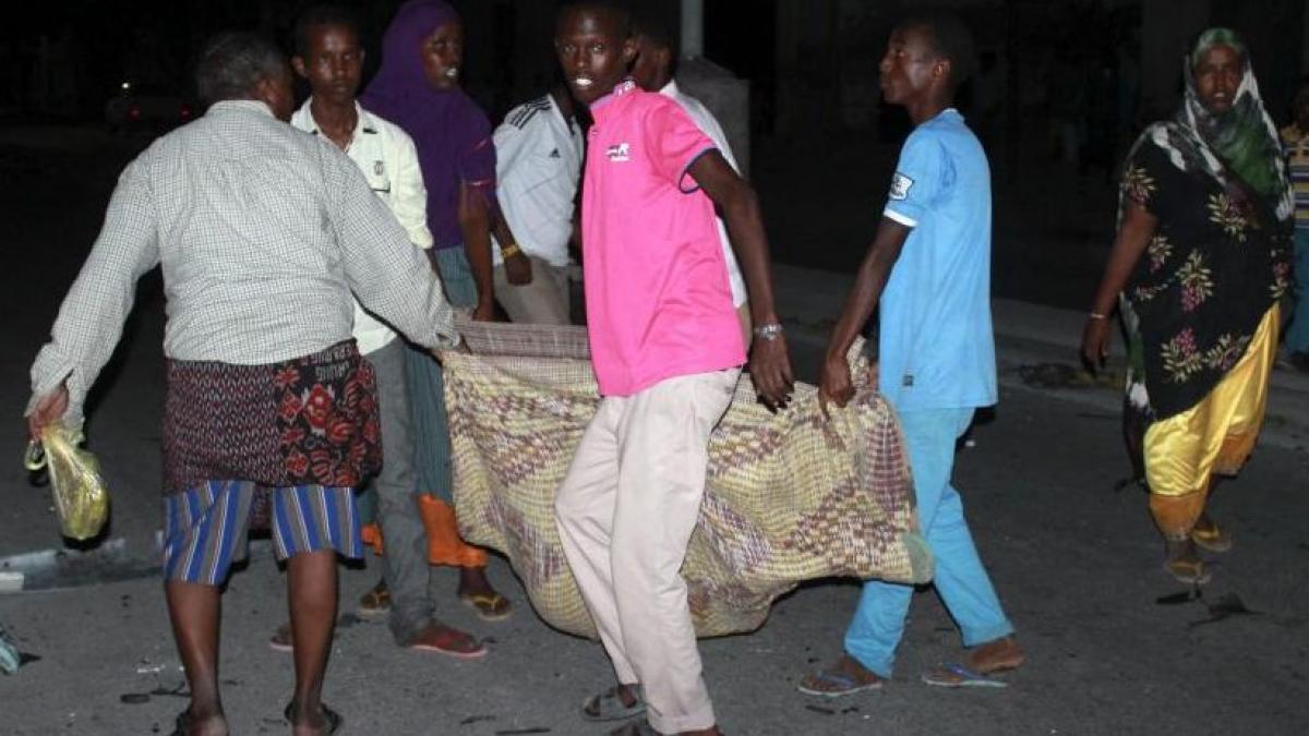 atac armat la doua hoteluri din mogadishu cel putin trei oameni au fost ucisi