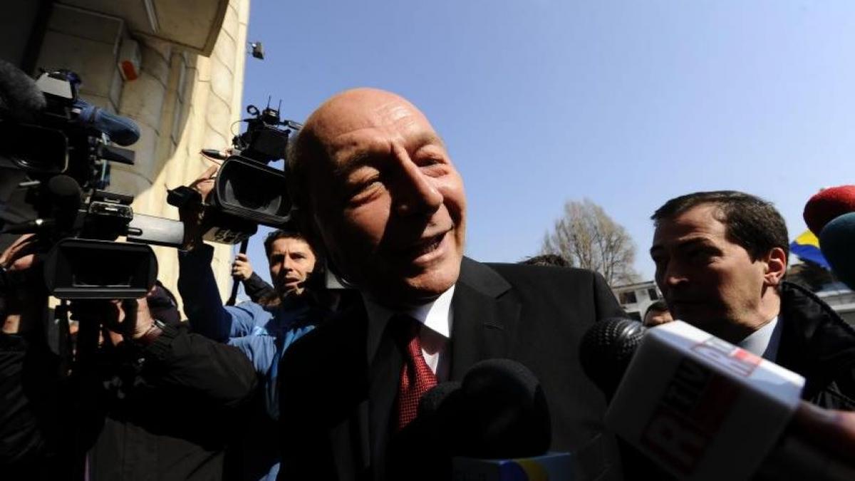 basescu se implica in scandalul salariilor pentru demnitari iohannis un papagal lasat fara pene de
