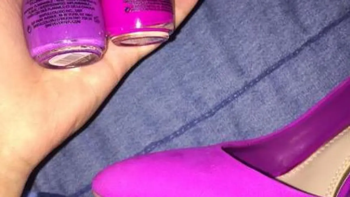 dupa rochia care a innebunit internetul a aparut si un pantof ce culoare are pantoful