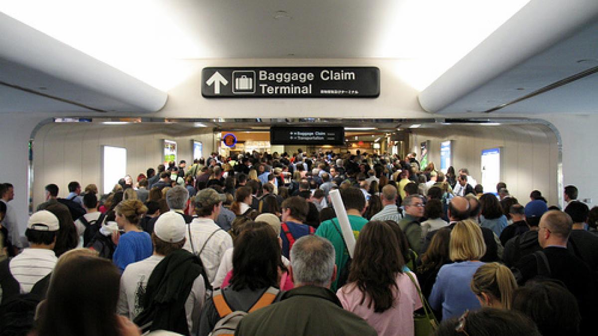 eruptia unui vulcan blocheaza mii de turisti la sol sute de curse aeriene anulate