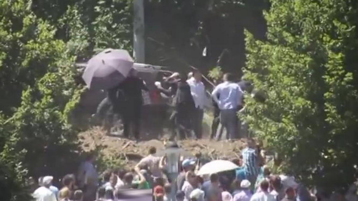 premierul serbiei atacat cu pietre la srebenita