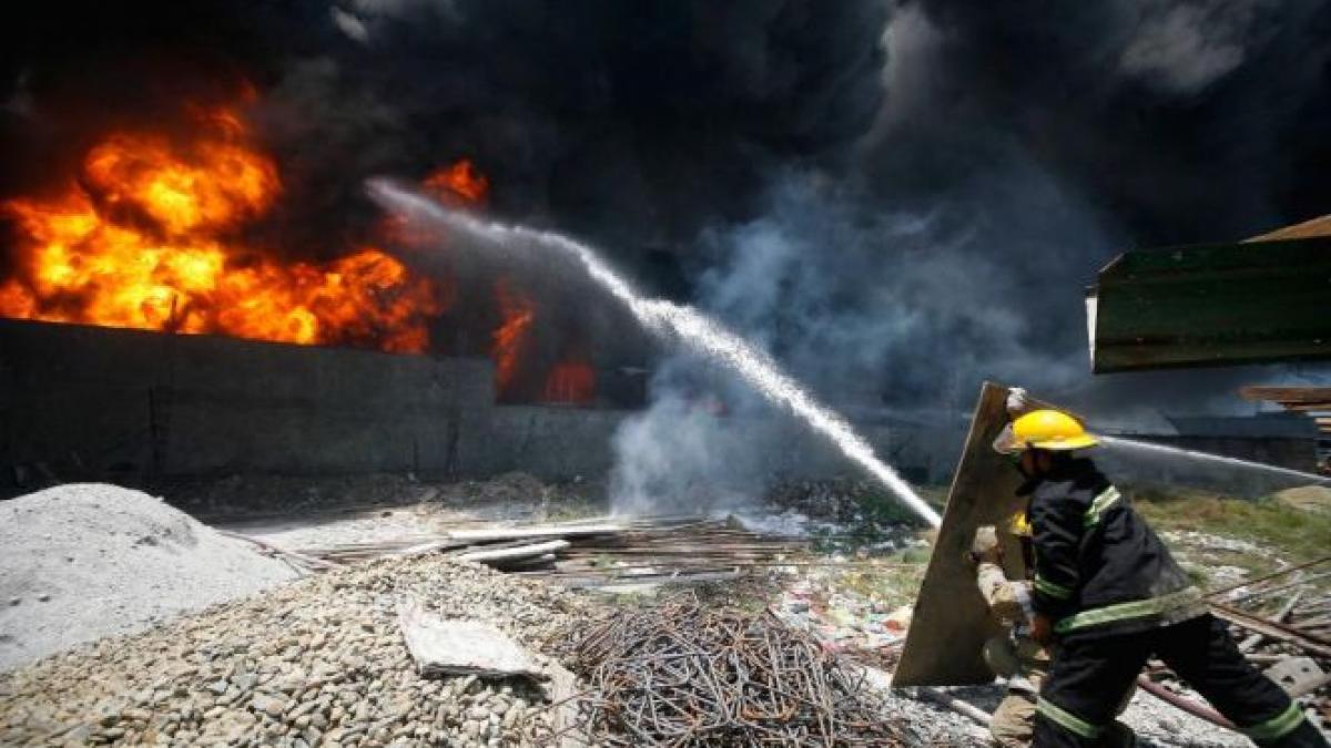 incendiu puternic la o fabrica de ciment fumul ar putea fi periculos pentru locuitorii din zona