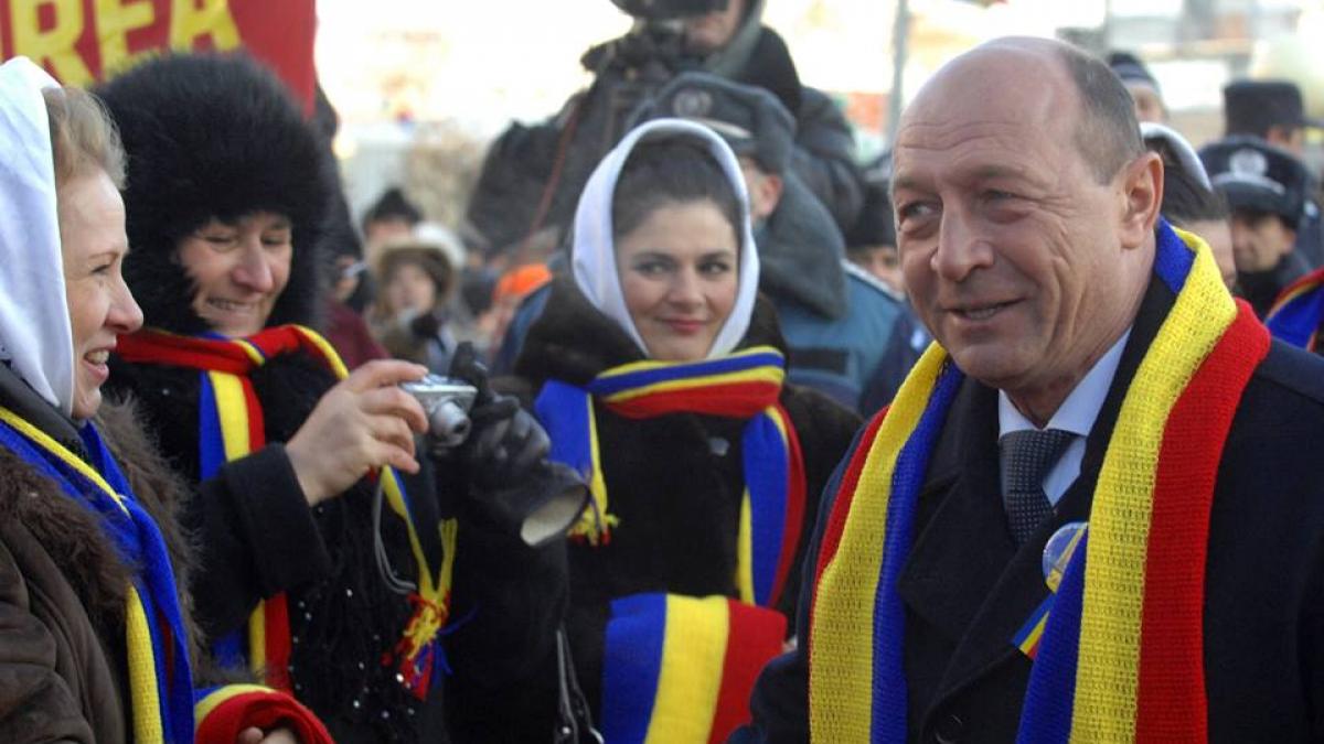 oamenii lui basescu fluierati la miting video