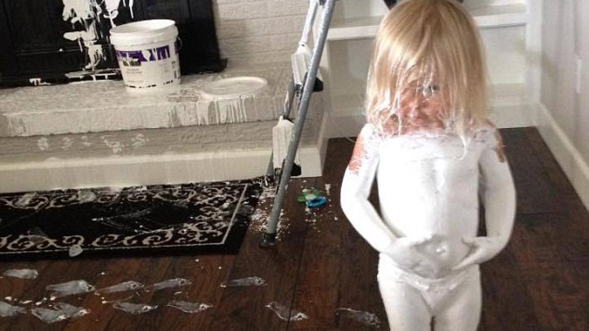 un copil a intrat intr o galeata cu vopsea ce a facut mama sa