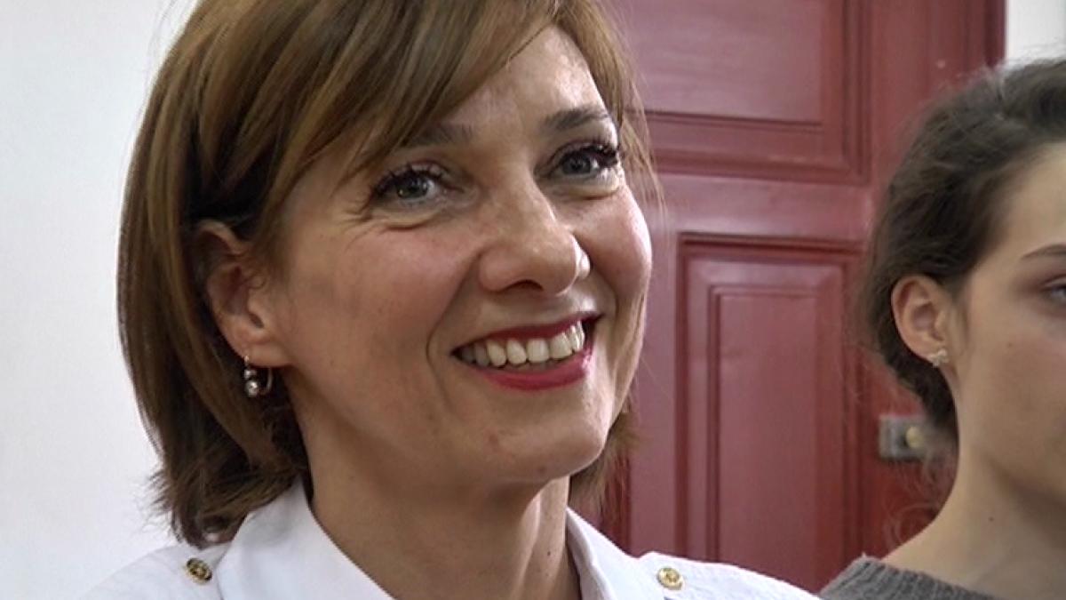 carmen iohannis tinuta splendida in fata regelui spaniei foto