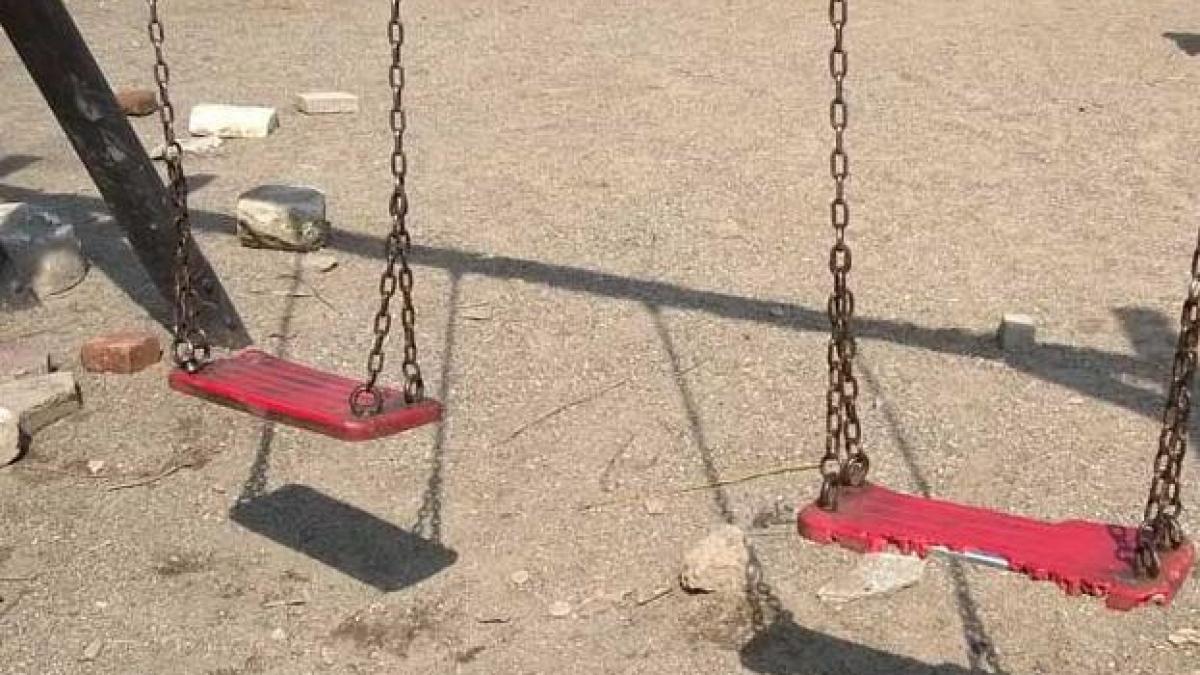 elev din iasi prins cand bea bere intr un parc de joaca