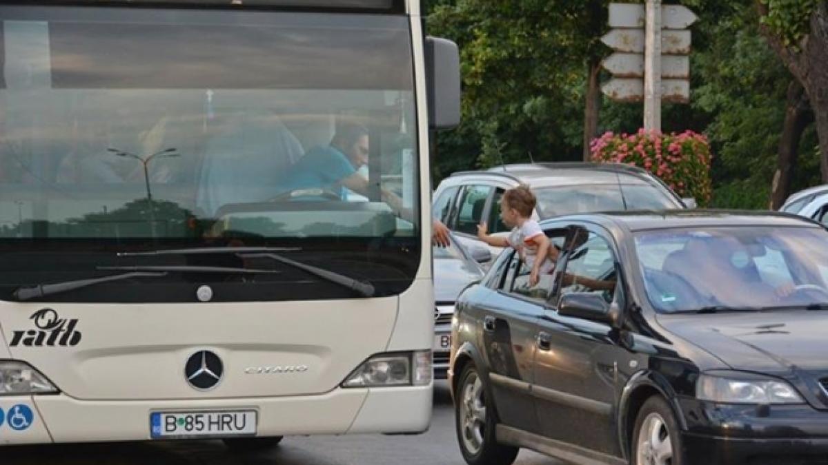 gestul facut de un sofer de autobuz si de un baietel in trafic toata lumea s a oprit sa vada asa