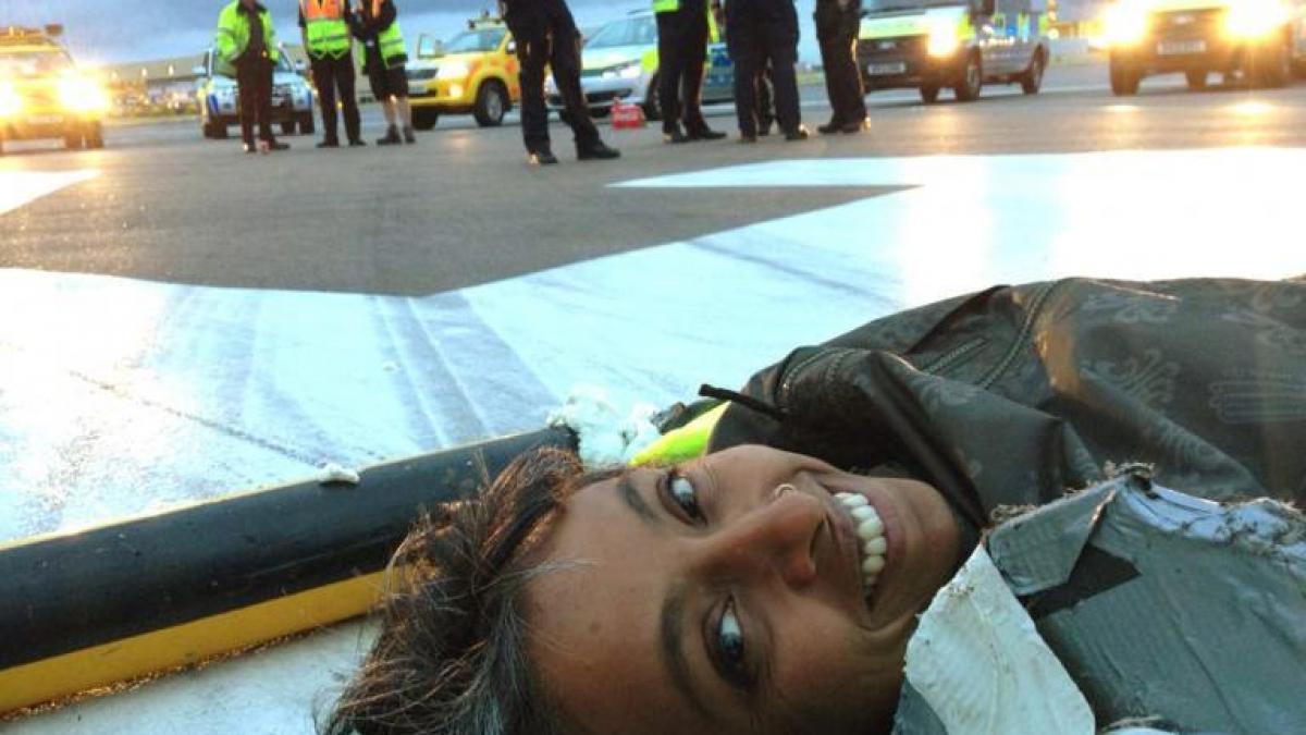 zboruri anulate la heathrow mai multi activisti au intrat pe pista si s au legat cu lanturi