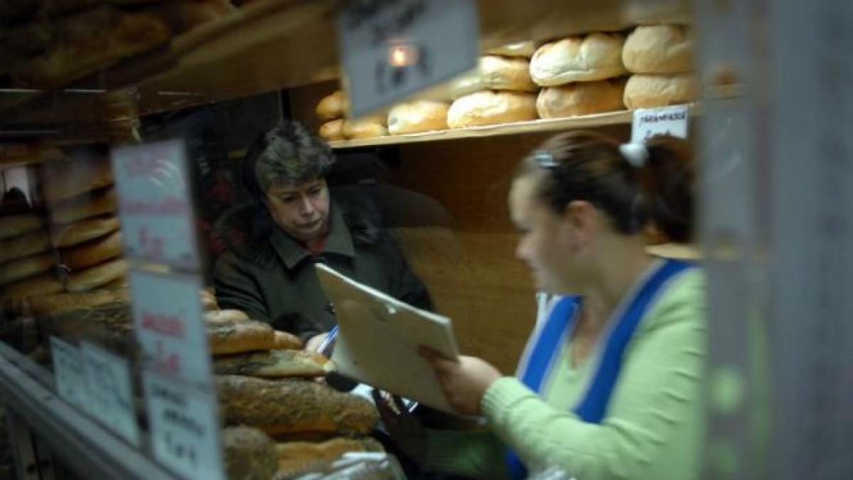 branza cu viermi si multe alimente alterate gasite la vanzare intr o piata