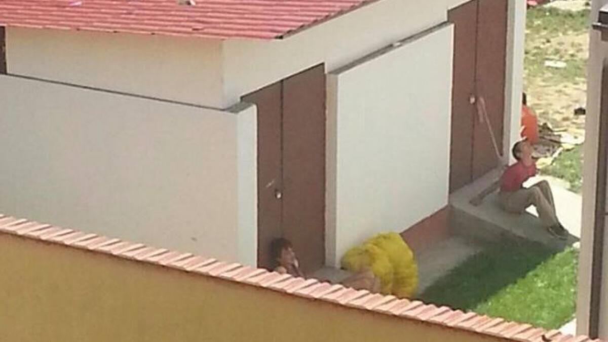 copii legati de usa si tinuti in soare la un centru de plasament