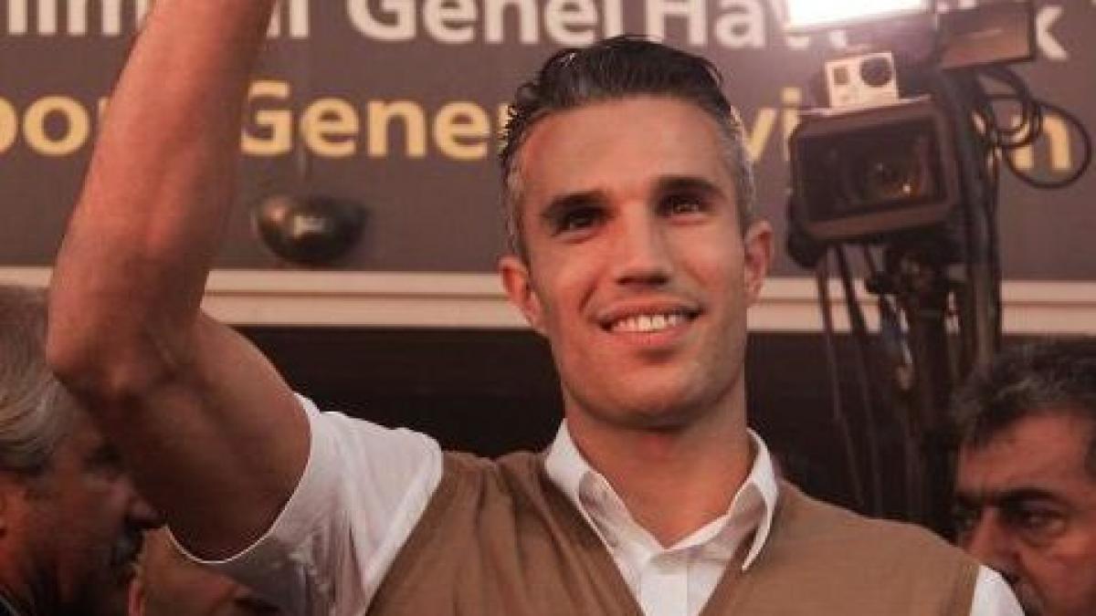 e oficial a semnat cu turcii de la fenerbahce in prezenta a mii de suporteri