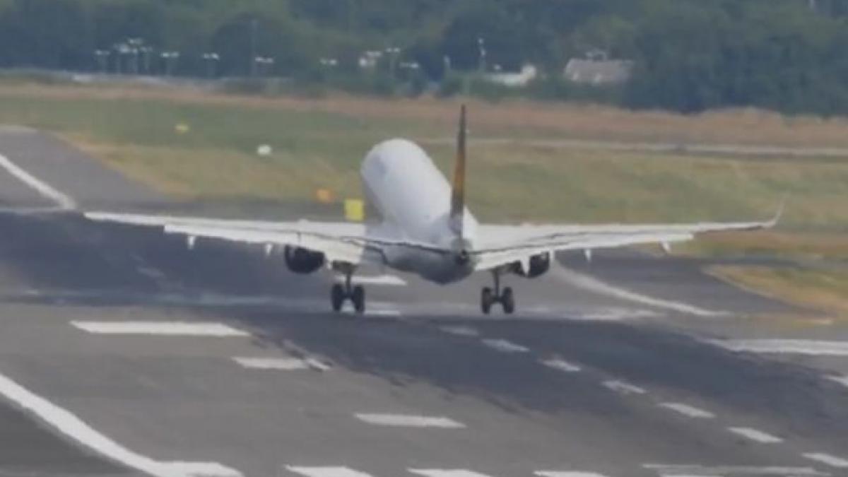 aeroportul pe care pilotii se tem sa aterizeze imagini nerecomandate celor care se tem sa zboare cu