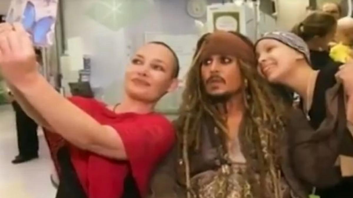 emotionant johnny depp vizita surpriza la copiii bolnavi de cancer