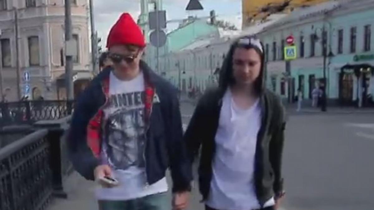 experiment social cum reactioneaza rusii cand vad doi barbati tinandu se de mana pe strada