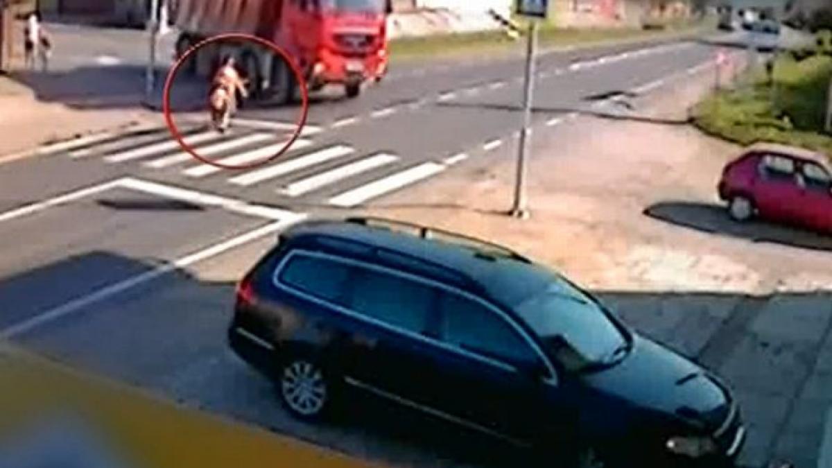 o mama si fiul ei de 8 ani loviti de un camion pe trecerea de pietoni imagini socante