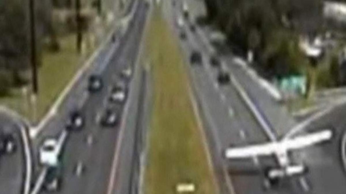 un avion a aterizat fortat pe o autostrada aglomerata din new jersey video