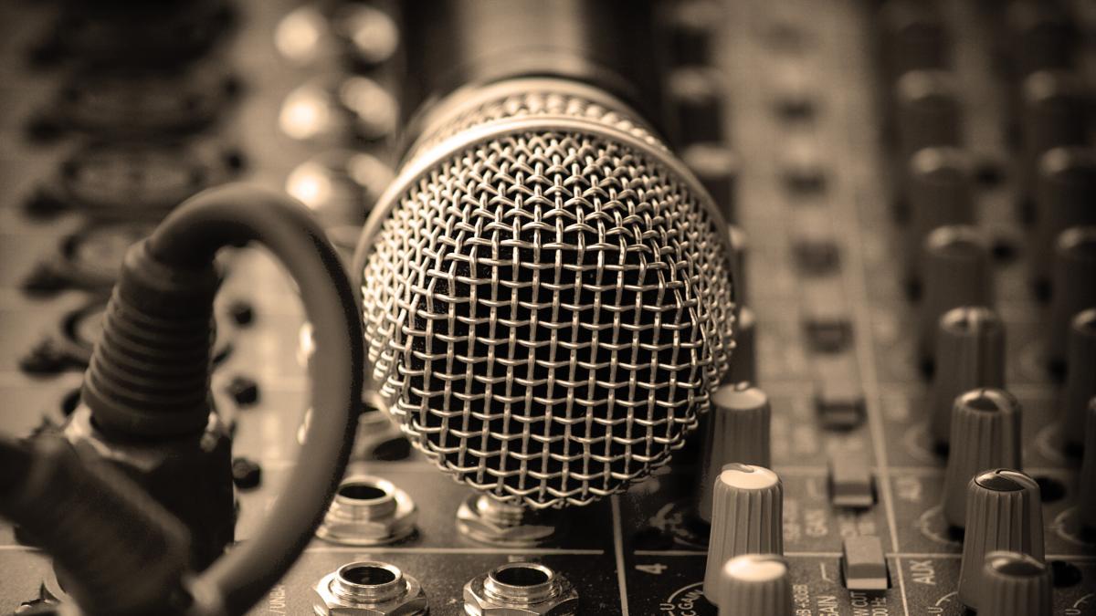 un celebru cantaret a dat o pe manele video