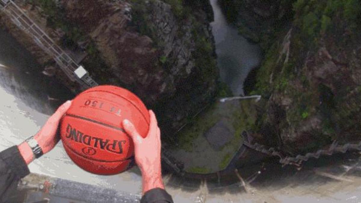 fenomenul fizic din spatele acestui experiment simpatic ce se intampla daca arunci o minge de