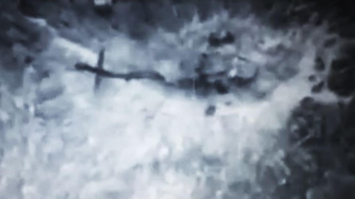 rupt in bucati un black hawk columbian exlpodeaza la aterizarea pe un teren minat video