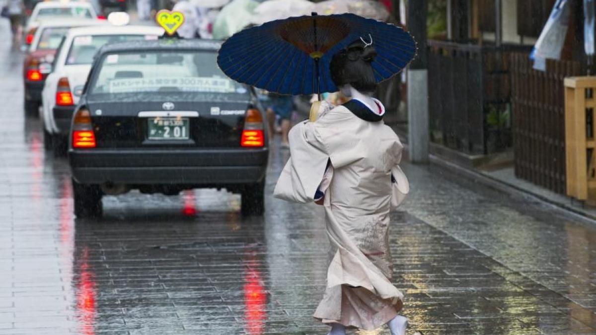 inundatii devastatoare in japonia sute de mii de persoane au fost evacuate