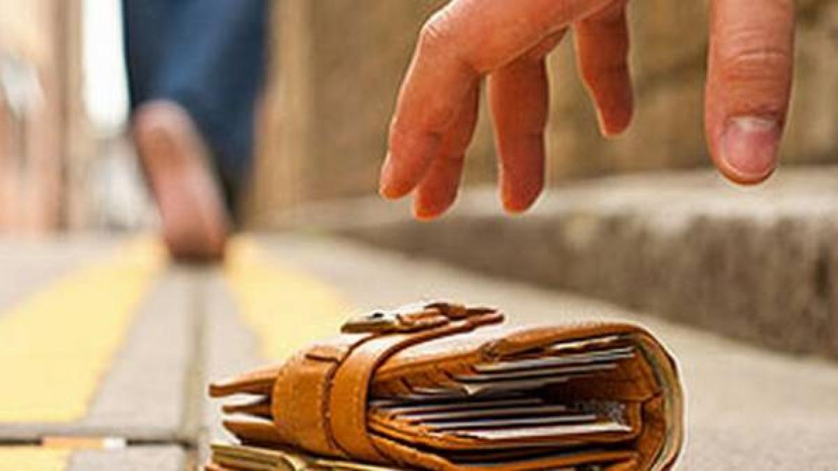 a gasit un portofel plin cu bani si fireste