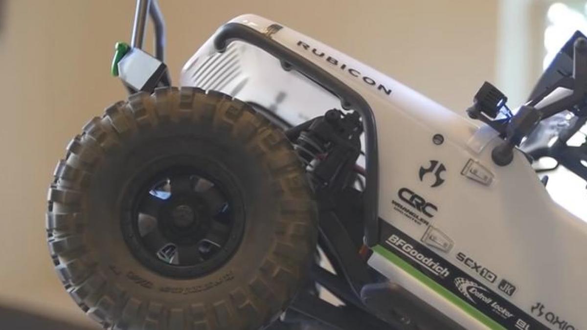 tanara extrem de sexy calcata de un jeep in timp ce facea yoga