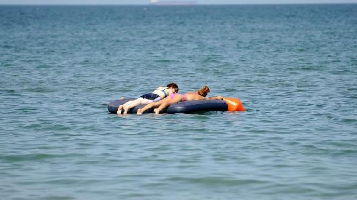 weekendul perfect pentru plaja mii de romani au fugit la mare