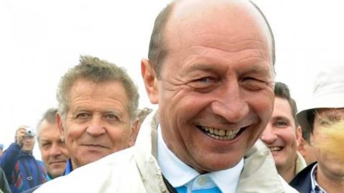 basescu si udrea fug de multime