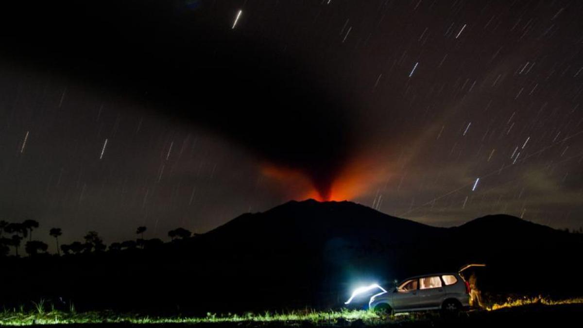 activitate intensa a vulcanilor mii de persoane sunt in pericol