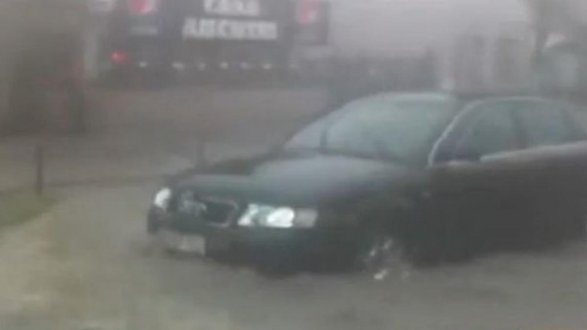 furtuna la temperaturi caniculare pe dn1 spre busteni suvoaiele de apa au inundat carosabilul