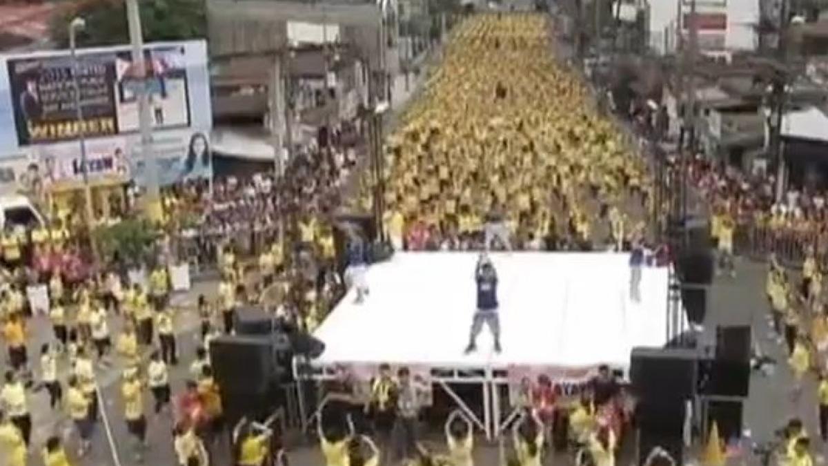 zumba pe ritmuri de record mondial 13 000 de filipinezi au dansat pe strazile din manila