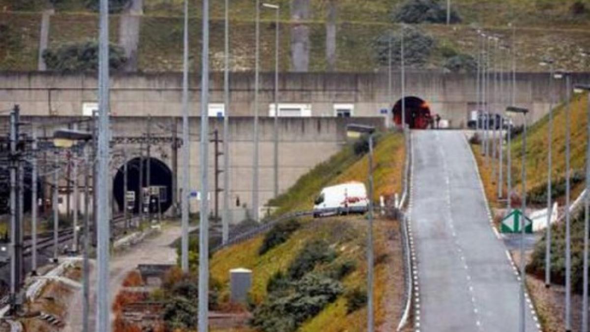 accesul in tunelul de sub canalul manecii blocat din nou de protestatari