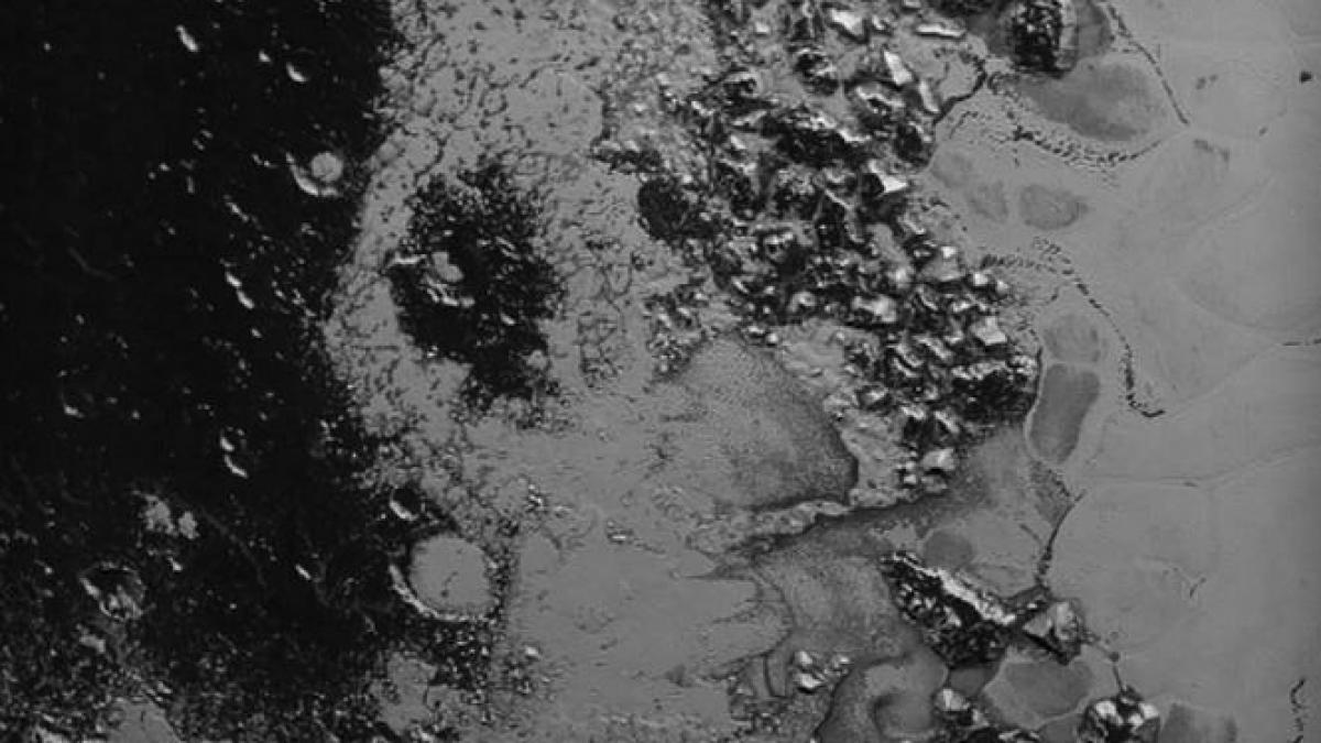 imagini noi dintr o alta lume muntii de pe pluto in fotografii spectaculoase publicate recent de